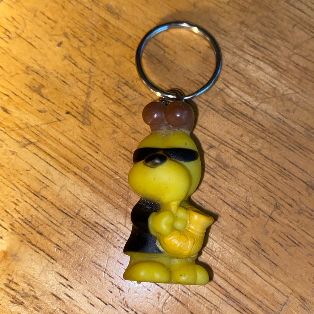 Star Awards Dog with saxophone Keychain in good condition